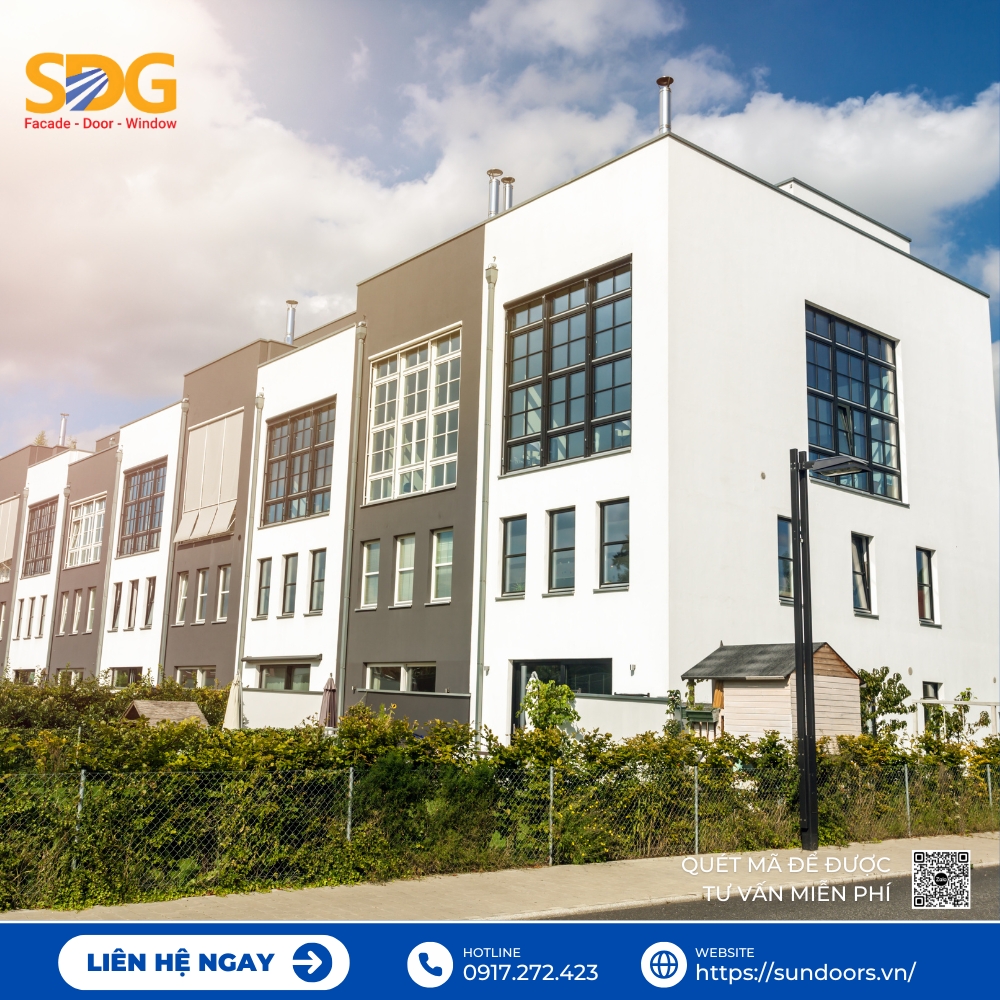 Cửa sổ nhôm hiện đại, khung nhỏ, tiết kiệm không gian, phù hợp nhà nhỏ, chung cư. Màu ghi sáng giúp phản chiếu ánh sáng tạo cảm giác rộng rãi.
