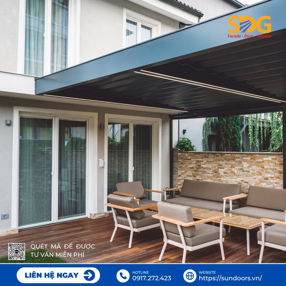Mẫu cửa nhôm chia ô kính đều đẹp mắt, thích hợp phong cách kiến trúc tân cổ điển hoặc châu Âu cổ điển.