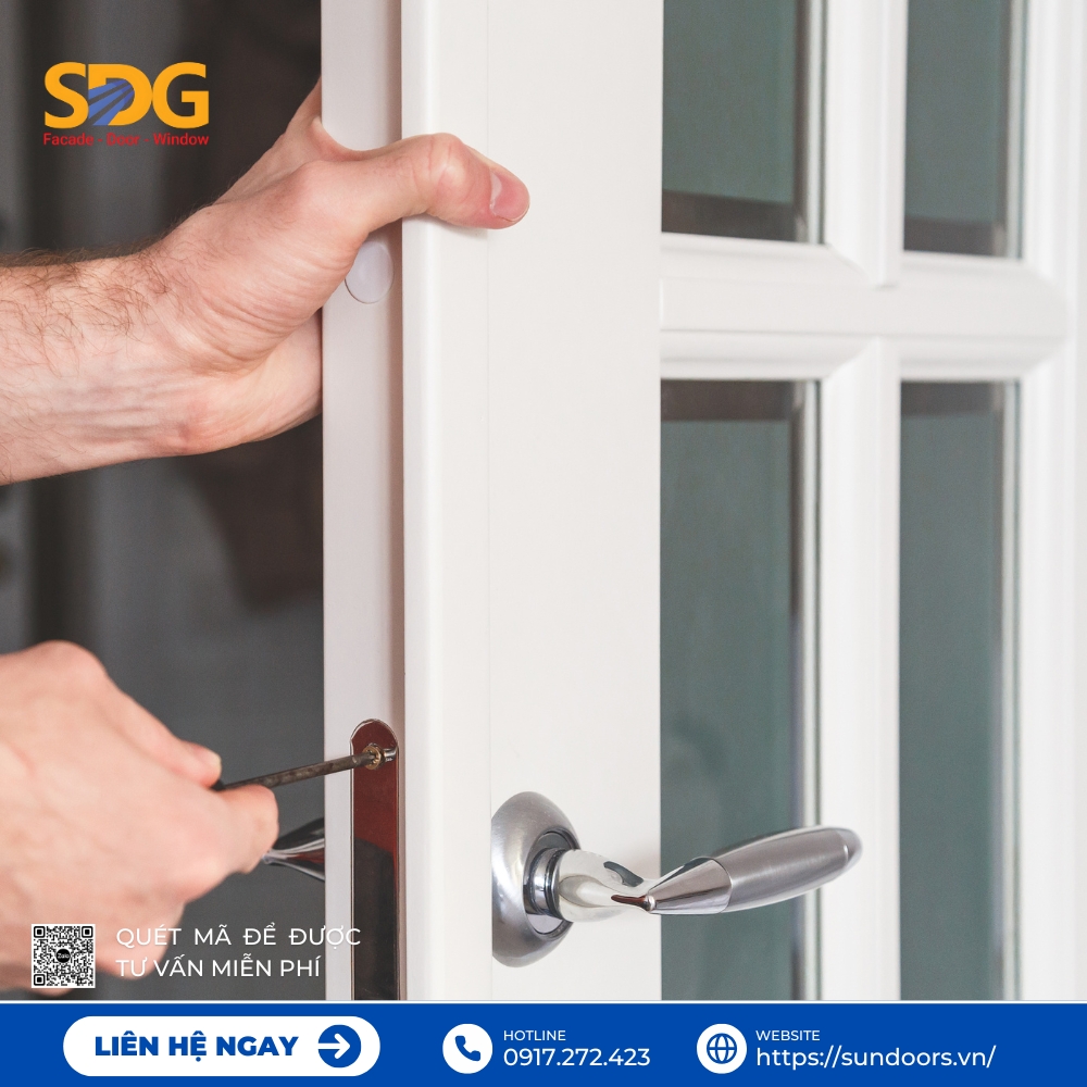 Lưu ý khi lắp đặt cửa nhôm kính theo kích thước chuẩn: đo đạc chính xác, kiểm tra độ vuông góc, chọn phụ kiện đồng bộ và đảm bảo khe hở kỹ thuật hợp lý.