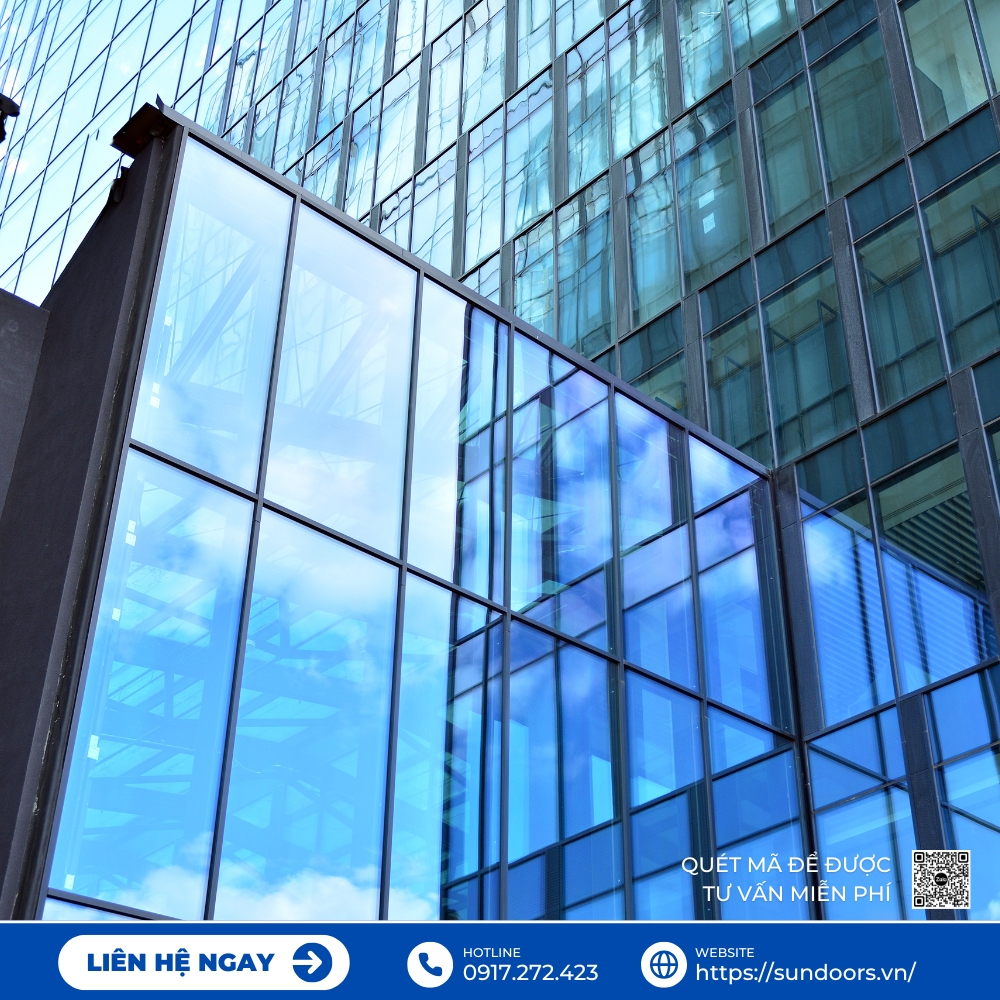 Cuối cùng là bàn giao công trình, kèm theo hồ sơ kỹ thuật và hướng dẫn bảo trì để đảm bảo tuổi thọ hệ mặt dựng lên tới 20–30 năm, thậm chí hơn nếu bảo dưỡng tốt.