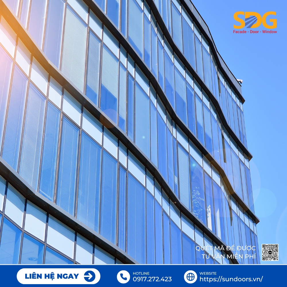 Vách kính mặt dựng trở thành lựa chọn phổ biến tại Việt Nam khi xây dựng các trung tâm thương mại, giúp thu hút khách hàng bằng vẻ đẹp sang trọng, độc đáo và ấn tượng.